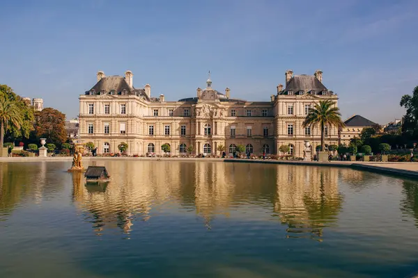 Luxembourg Gardens Yellow Flowers Green Grass Sculptures Chairs Famous French — Stock Photo, Image