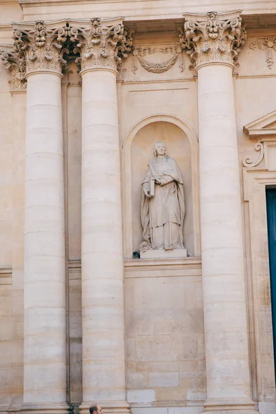 Sorbonne olarak bilinen Paris Üniversitesi. Şehir merkezinde.