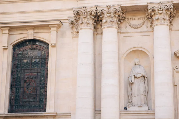 Sorbonne olarak bilinen Paris Üniversitesi. Şehir merkezinde.