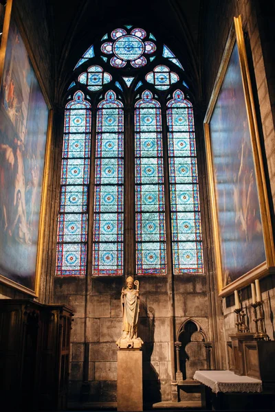 法国巴黎 圣母院的内部 有引人注目的拱门 有照明和玻璃窗 — 图库照片