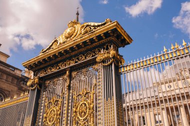 Güneşli bir günde Paris 'teki Palais de Justice' in altın kapısı.