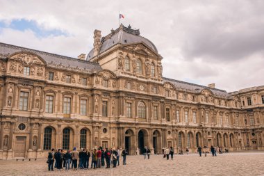Paris 'teki Louvre Bulutlu bir günde.