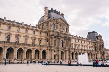 Paris 'teki Louvre Bulutlu bir günde.