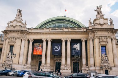 Paris, Fransa 'da bulutlu bir günde Büyük Saray cephesi