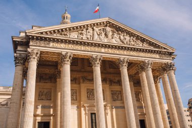 Paris Panteonu, güneşli bir günde merkez cephesi