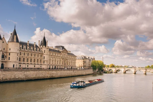 Conciergerie kalesinin gündüz görüşü - eski Kraliyet Sarayı ve hapishane. Şehir adasının batısında yer almaktadır ve bugün adalet sarayı olarak bilinen büyük bir kompleksin parçasıdır. Paris, Fransa.