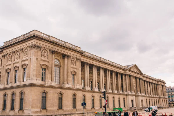 Louvre París Día Nublado — Foto de Stock