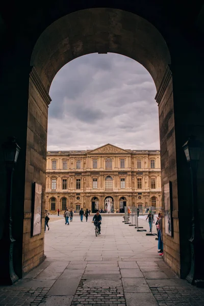 Louvre París Día Nublado — Foto de Stock