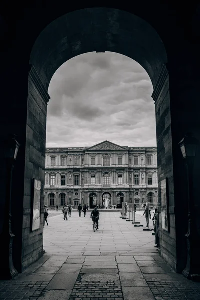 Louvre Parigi Una Giornata Nuvolosa — Foto Stock