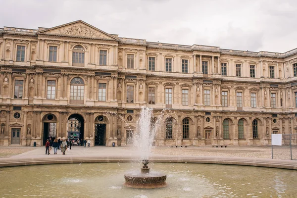 Louvre París Día Nublado — Foto de Stock