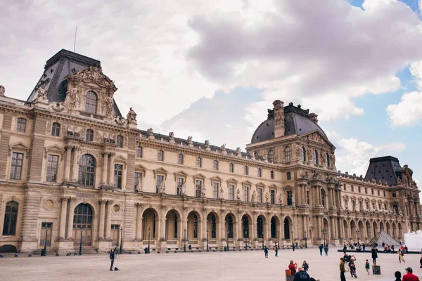 Louvre París Día Nublado — Foto de Stock