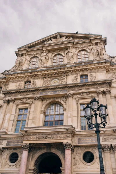 Louvre París Día Nublado — Foto de Stock