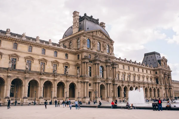 Louvre Paříži Zamračený Den — Stock fotografie