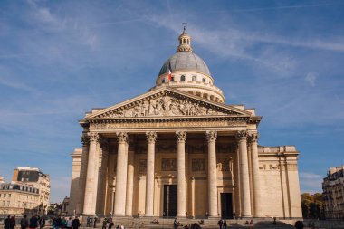 Paris Panteonu, güneşli bir günde merkez cephesi