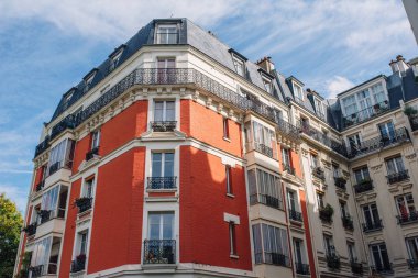 Paris, Fransa 'daki Montmartre semtindeki eski caddenin manzarası. Rahat şehir manzarası