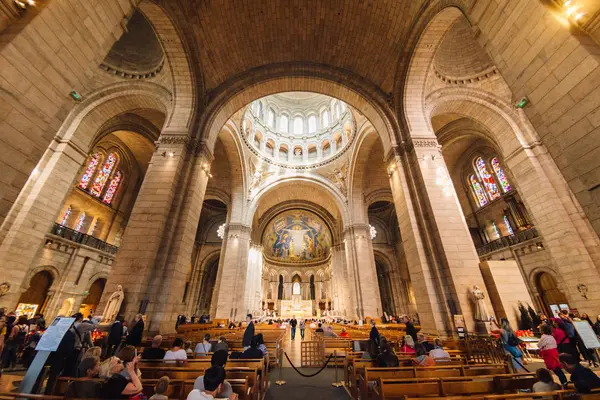 位于法国巴黎蒙特马尔特的圣杯教堂的内部 — 图库照片