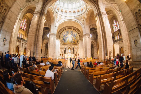 位于法国巴黎蒙特马尔特的圣杯教堂的内部 — 图库照片