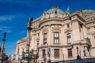 Opera ya da Garnier Sarayı cephesi. Paris, Fransa