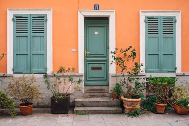 Paris 'in 12. caddesindeki Cremieux Paris sokağında pastel renkli evler ve panjurlar var. Şehrin merkezinde küçük, tuhaf bir cadde..