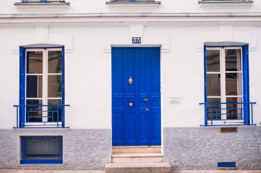 Paris 'in 12. caddesindeki Cremieux Paris sokağında pastel renkli evler ve panjurlar var. Şehrin merkezinde küçük, tuhaf bir cadde..
