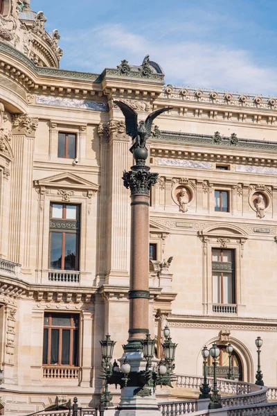 Opera ya da Garnier Sarayı cephesi. Paris, Fransa