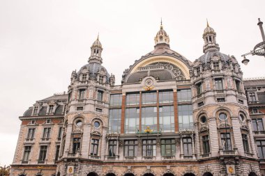 Antwerpen, Belçika 'daki ünlü merkez tren istasyonunun onarımı tamamlandı.