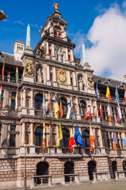 Lonca Binası. Antwerp 'in ana ilgi odağı ve aynı zamanda merkezinde Brabo Çeşmesi olan Grote Markt' ın merkez bölgesi.