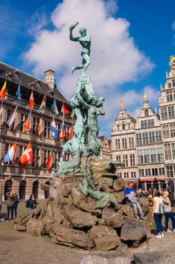 Lonca Binası. Antwerp 'in ana ilgi odağı ve aynı zamanda merkezinde Brabo Çeşmesi olan Grote Markt' ın merkez bölgesi.