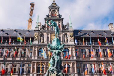 Lonca Binası. Antwerp 'in ana ilgi odağı ve aynı zamanda merkezinde Brabo Çeşmesi olan Grote Markt' ın merkez bölgesi.