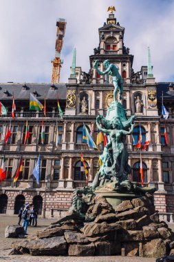 Lonca Binası. Antwerp 'in ana ilgi odağı ve aynı zamanda merkezinde Brabo Çeşmesi olan Grote Markt' ın merkez bölgesi.