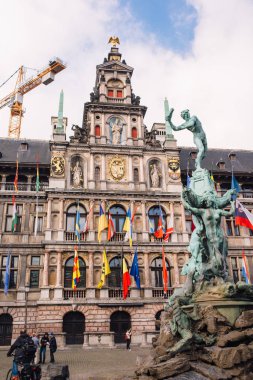 Lonca Binası. Antwerp 'in ana ilgi odağı ve aynı zamanda merkezinde Brabo Çeşmesi olan Grote Markt' ın merkez bölgesi.