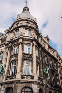 Lonca Binası. Antwerp 'in ana ilgi odağı ve aynı zamanda merkezinde Brabo Çeşmesi olan Grote Markt' ın merkez bölgesi.