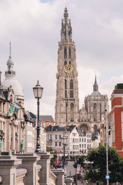 Belçika. Antwerp Katedrali 'nin caddeden görünüşü. Yol 123 metre kule. Bir Roma Katolik kilisesi..