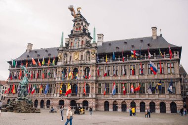 Lonca Binası. Antwerp 'in ana ilgi odağı ve aynı zamanda merkezinde Brabo Çeşmesi olan Grote Markt' ın merkez bölgesi.