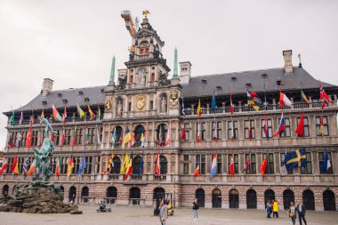 Lonca Binası. Antwerp 'in ana ilgi odağı ve aynı zamanda merkezinde Brabo Çeşmesi olan Grote Markt' ın merkez bölgesi.