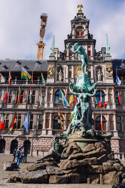 Lonca Binası. Antwerp 'in ana ilgi odağı ve aynı zamanda merkezinde Brabo Çeşmesi olan Grote Markt' ın merkez bölgesi.