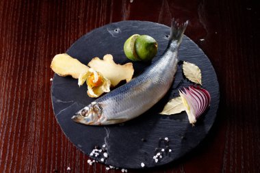 tamamen zencefil soğan ve kireç kayrak taşı, üstten görünüm, yakın çekim bir tepsi ile ringa balığı