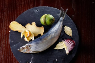 tamamen zencefil soğan ve kireç kayrak taşı, üstten görünüm, yakın çekim bir tepsi ile ringa balığı