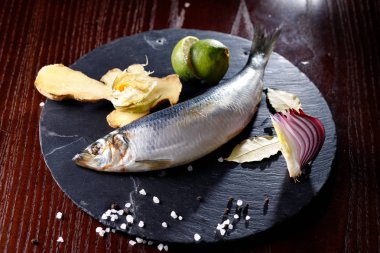 tamamen zencefil soğan ve kireç kayrak taşı, üstten görünüm, yakın çekim bir tepsi ile ringa balığı