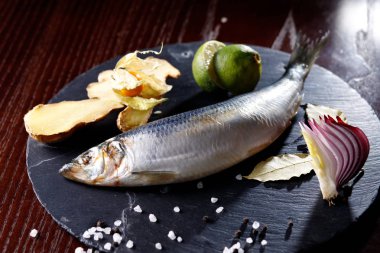 tamamen zencefil soğan ve kireç kayrak taşı, üstten görünüm, yakın çekim bir tepsi ile ringa balığı