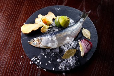 tamamen zencefil soğan ve kireç kayrak taşı, üstten görünüm, yakın çekim bir tepsi ile ringa balığı