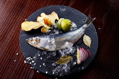 tamamen zencefil soğan ve kireç kayrak taşı, üstten görünüm, yakın çekim bir tepsi ile ringa balığı