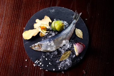 tamamen zencefil soğan ve kireç kayrak taşı, üstten görünüm, yakın çekim bir tepsi ile ringa balığı