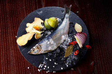 tamamen zencefil soğan ve kireç kayrak taşı, üstten görünüm, yakın çekim bir tepsi ile ringa balığı