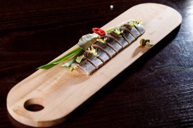 otlar ve biber, lezzetli tuzlanmış ringa kesilmiş bir rustik tarzda büyük parçalar halinde