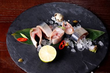 gemide, Bazalt sonraki biber gazına, limon, ringa balığı parçaları. üstten görünüm