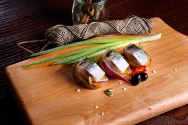 otlar ve biber, lezzetli tuzlanmış ringa kesilmiş bir rustik tarzda büyük parçalar halinde