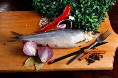 kırmızı biber, soğan, tarçın ile tuzlu ringa balığı