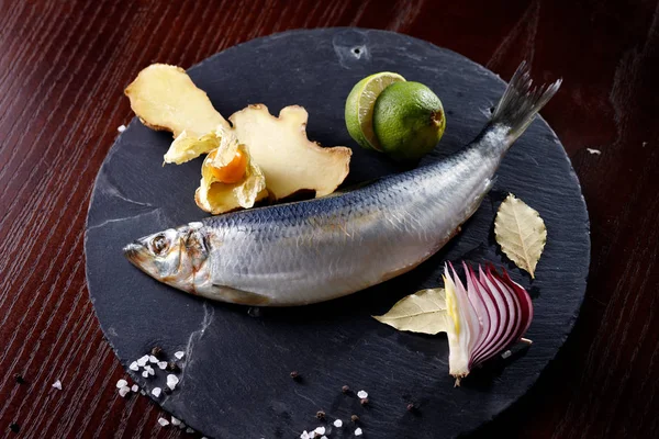 tamamen zencefil soğan ve kireç kayrak taşı, üstten görünüm, yakın çekim bir tepsi ile ringa balığı