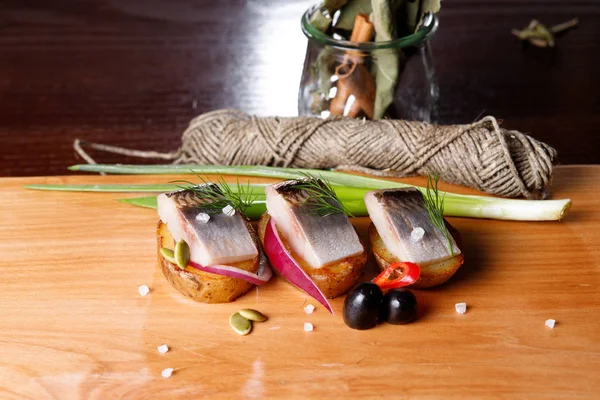 Delicioso Arenque Salado Con Hierbas Pimienta Cortado Trozos Grandes Estilo — Foto de Stock